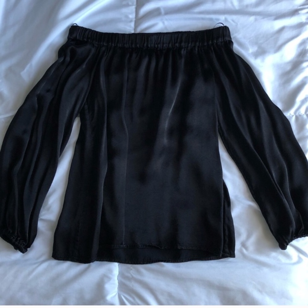 🖤 SILK off shoulder top!